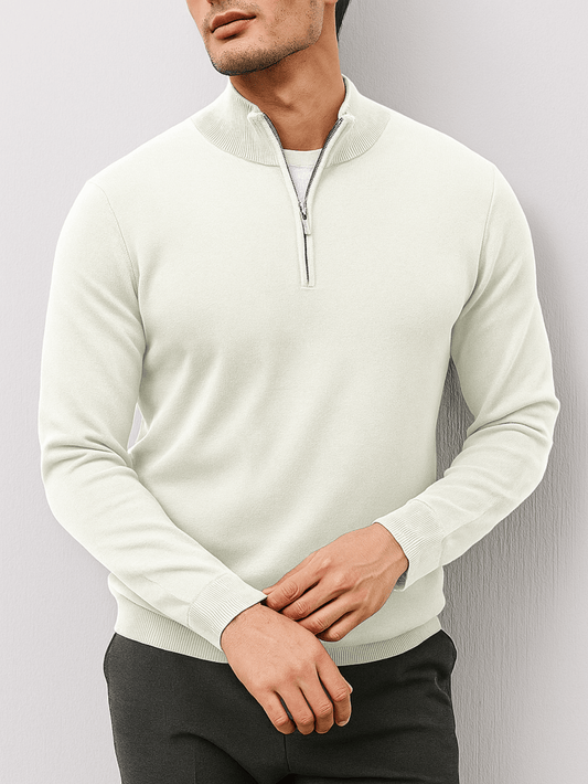Gebroken witte half-zip trui voor heren met opstaande kraag en lange mouwen, gedragen met donkere broek.
