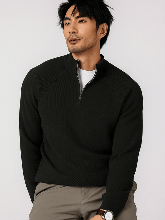 Zwarte heren half-zip trui met lange mouwen en opstaande kraag, casual gedragen met beige broek.