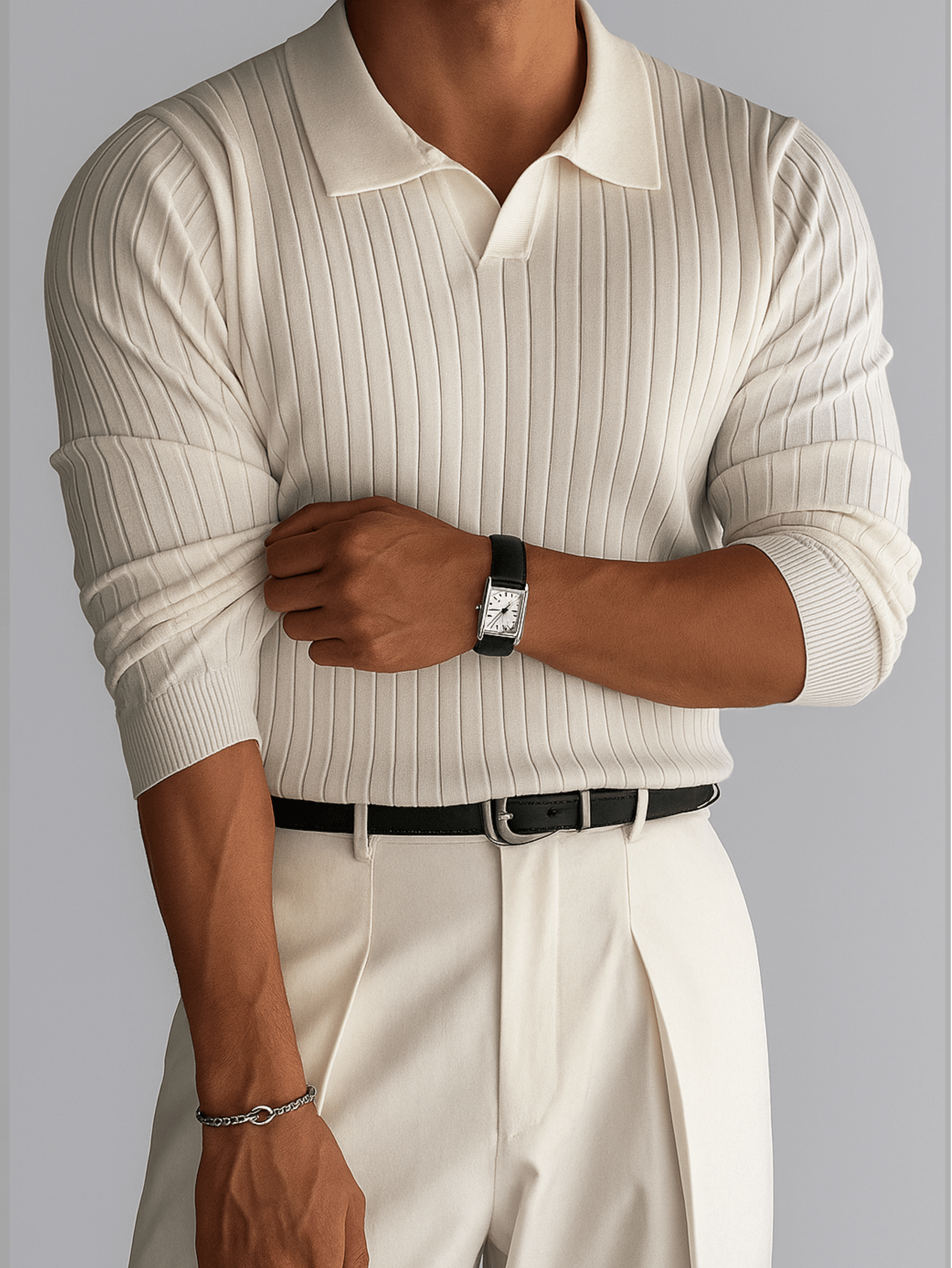 Crèmekleurige ribgebreide heren polo trui met lange mouwen, stijlvol gecombineerd met bijpassende broek.