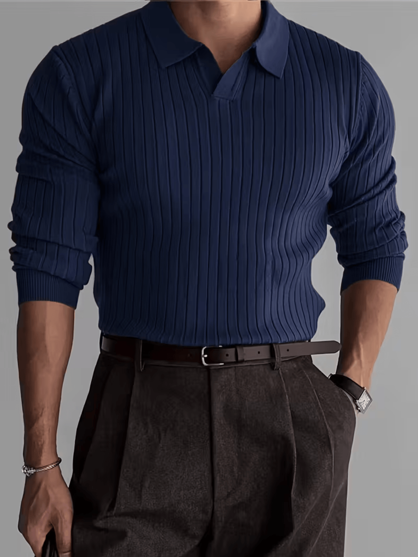 Marineblauwe ribgebreide polo trui voor heren met lange mouwen, gestyled met donkergrijze pantalon.